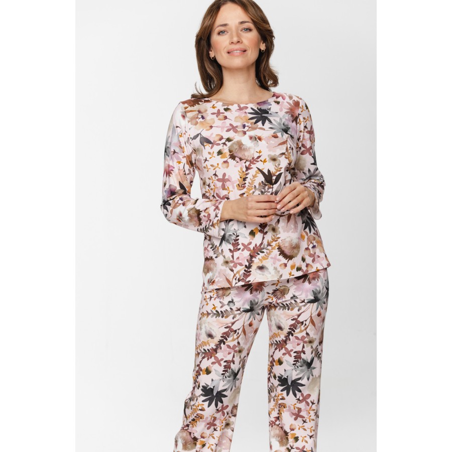 Detalle del estampado del pijama rosa ajustado